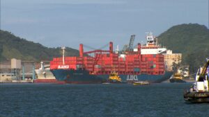 Navio graneleiro recebendo soja em terminal portuário