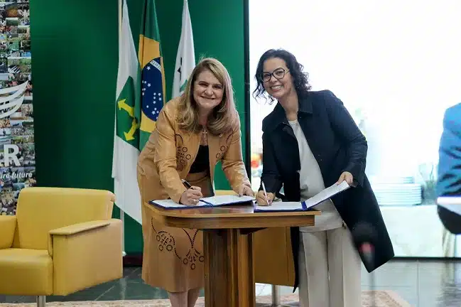 Diretoras assinando acordo