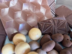 O Dia Mundial do Chocolate é comemorado neste domingo (7), mas o preço não estás nada doce. Eles continuam subindo no mundo todo.