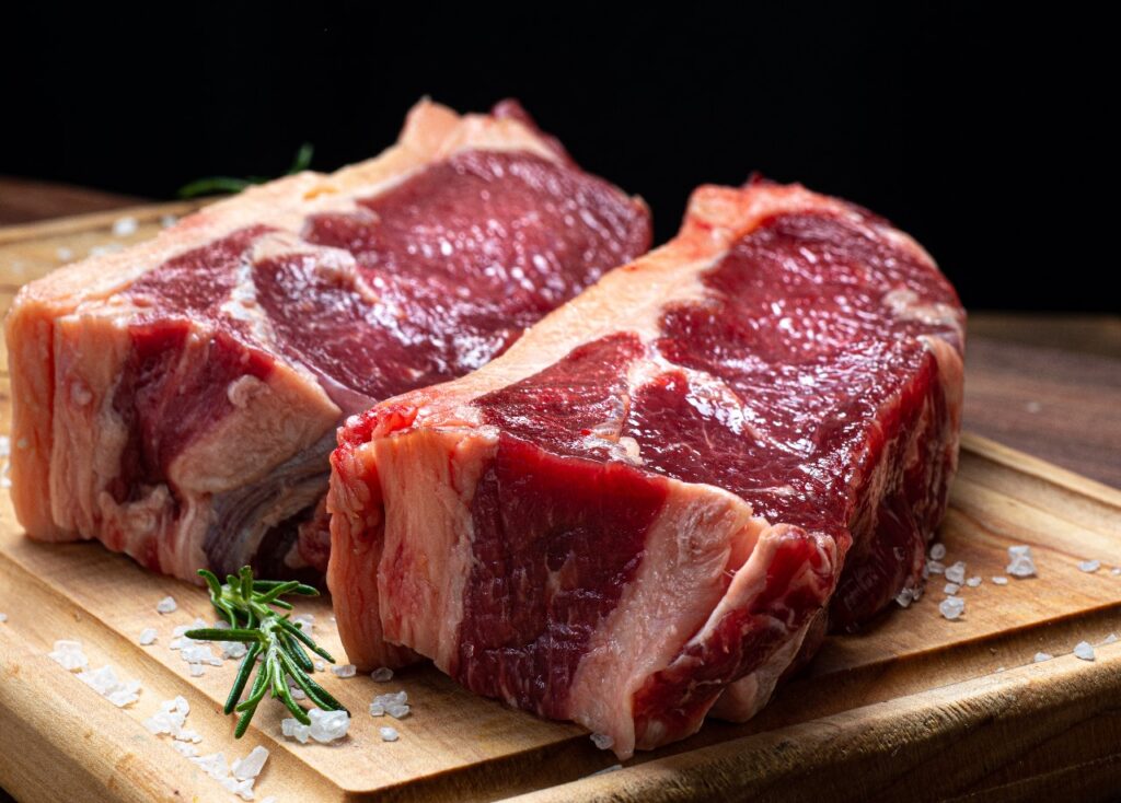 Preços da carne bovina atingem a máxima do ano. A oferta dos frigoríficos diminuiu, enquanto o consumo aumentou.