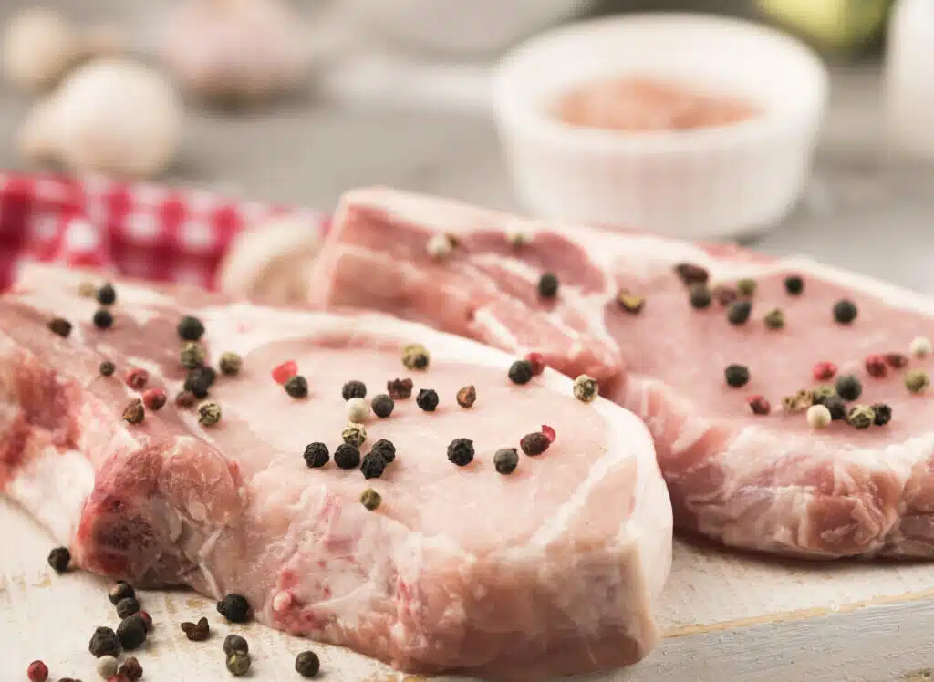 Preço da carne suína cai e ganha competitividade. A proteína registra a menor média mensal desde abril de 2024.