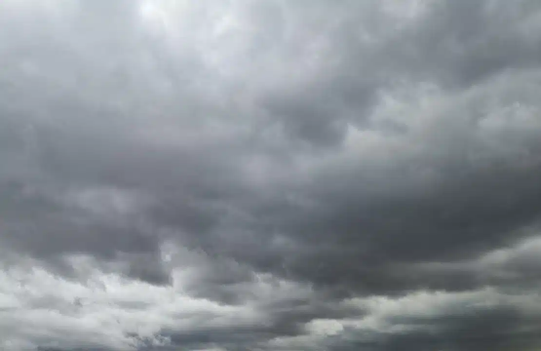 Tempestades com granizo e ventos de até 100 km/h ameaçam lavouras no Sul, enquanto Centro-Oeste e Nordeste enfrentam tempo seco.
