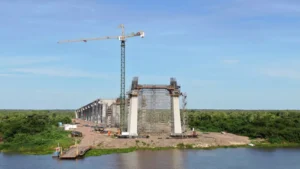 Ponte Bioceânica recebe gelo para suportar calor do Pantanal