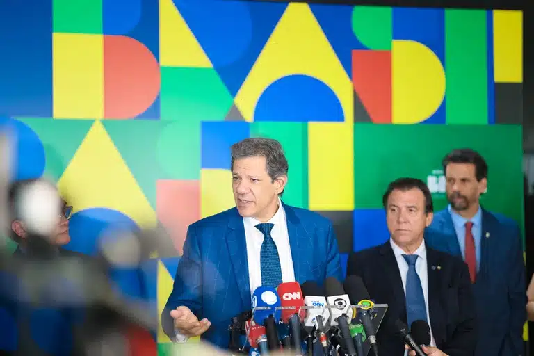 Safra e câmbio devem reduzir preço dos alimentos, diz Haddad. Governo busca alternativas para conter inflação sem ampliar gastos públicos.