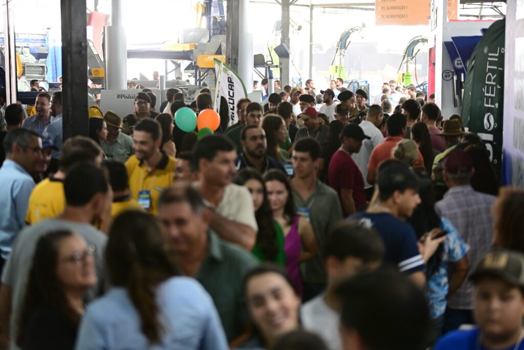 Femagri 2025 bate recorde e recebe 27,7 mil cafeicultores em dois dias. Feira da Cooxupé segue até hoje (21) e deve superar 35 mil visitantes.