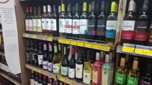 Garrafas de vinhos e espumantes brasileiros expostas em mesa de degustação durante encontro comercial