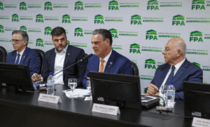 Ministro da Agricultura propõe fundo nacional contra gripe aviária