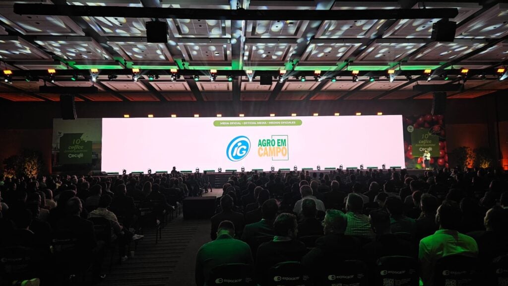 Imagem mostra o telão do 10º Coffee Dinner & Summit com as mídias oficias do evento: Portal iG e Agro em Campo