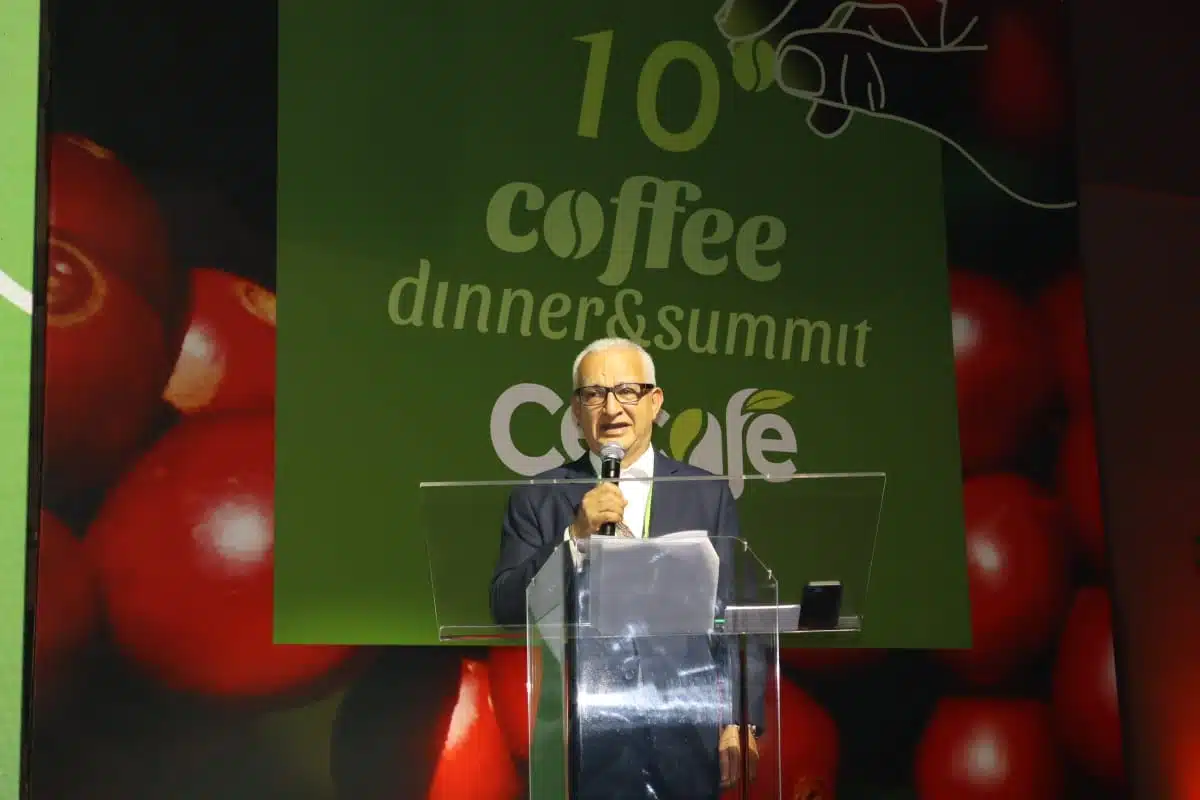 Imagem mostra o presidente do Cecafé, Márcio Cândido Ferreira, durante discurso no evento