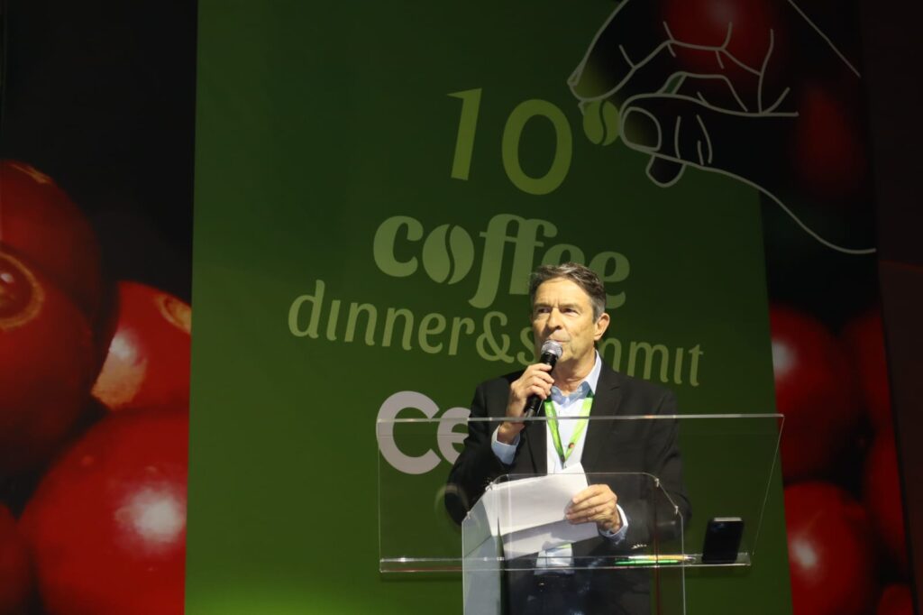 Imagem mostra uma foto de Sérgio Tristão durante discurso no 10º Coffee Dinner & Summit
