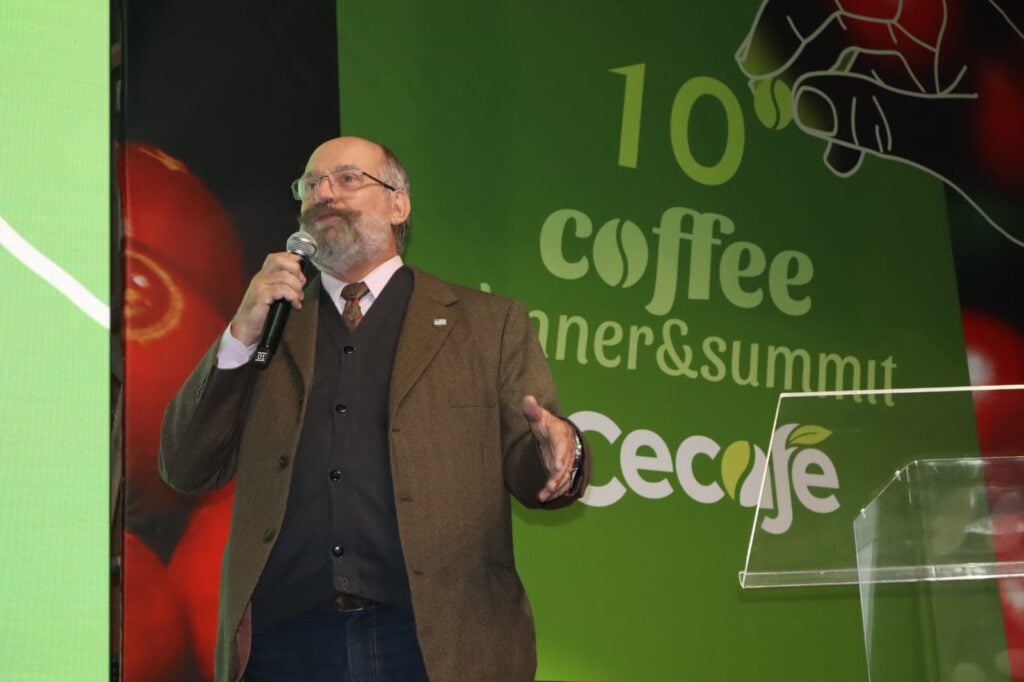 Imagem mostra uma fotografia do secretário Executivo de Agricultura e Abastecimento do Estado de São Paulo durante discurso no 10º Coffee Dinner & Summit