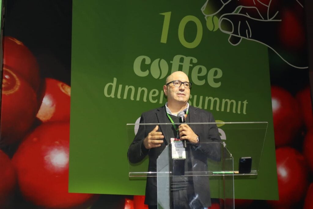 Imagem mostra uma foto de Dário Saadi, prefeito de Campinas (Republicanos), em discurso na abertura do 10º Coffee Dinner & Summit