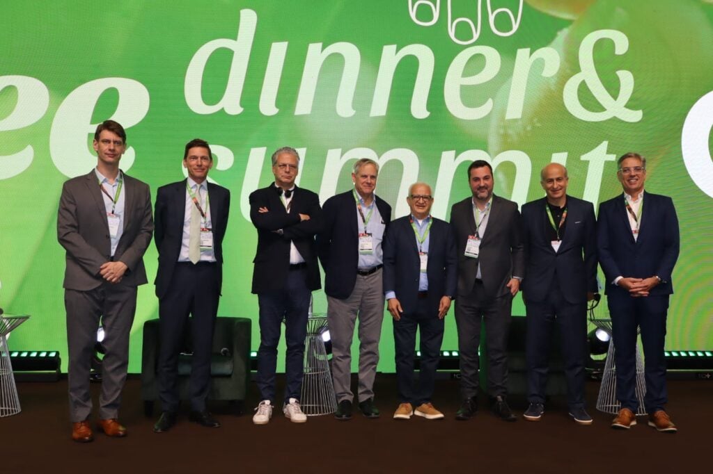 Imagem mostra os participantes de painel CEO’s & Lideranças do Agronegócio Café Global no 10º Coffee Dinner & Summit