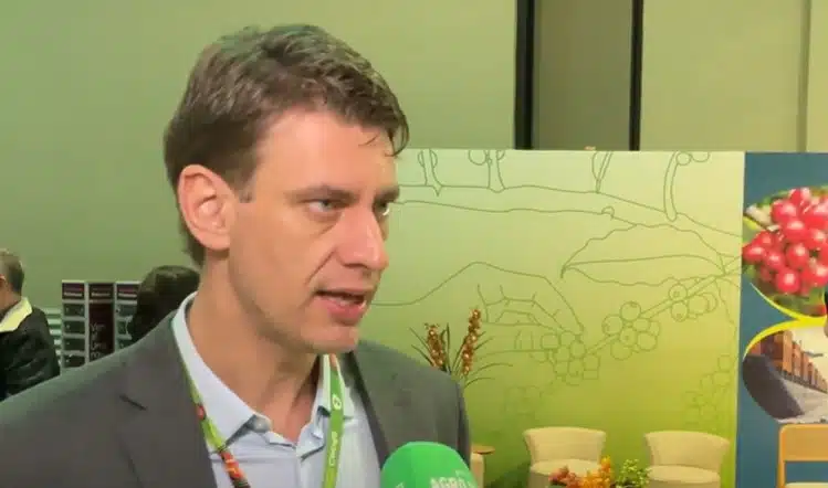 Imagem mostra Marcos Matos, diretor-geral do Cecafé, em entrevista ao Agro em Campo