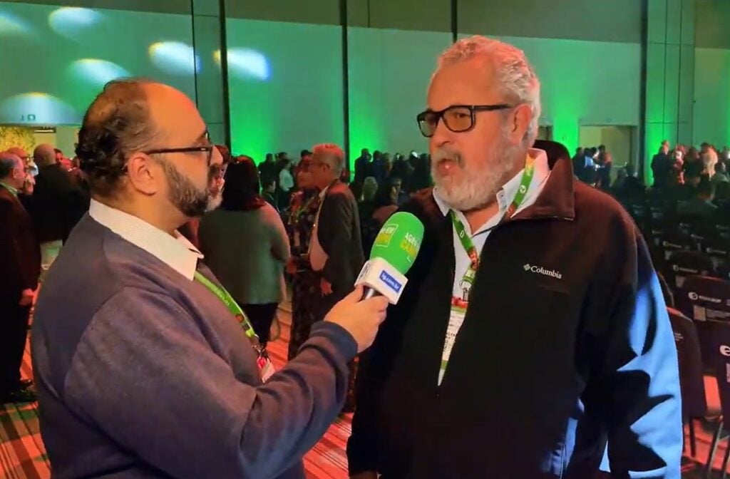 Imagem mostra o jornalista Willian Oliveira entrevistando o pesquisador Sérgio Parreiras Pereira no 10º Coffee Dinner & Summit