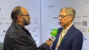Imagem mostra uma foto de Carlos Alberto Santana Jr. sendo entrevistado pelo Agro em Campo