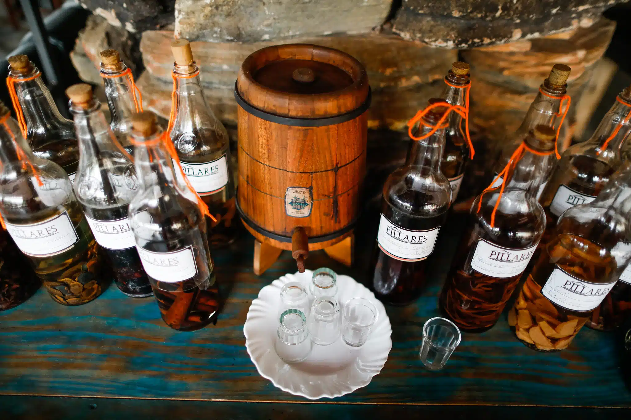 Alambique e garrafas de cachaça artesanal