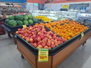 Imagem mostra bancada de frutas em um mercado