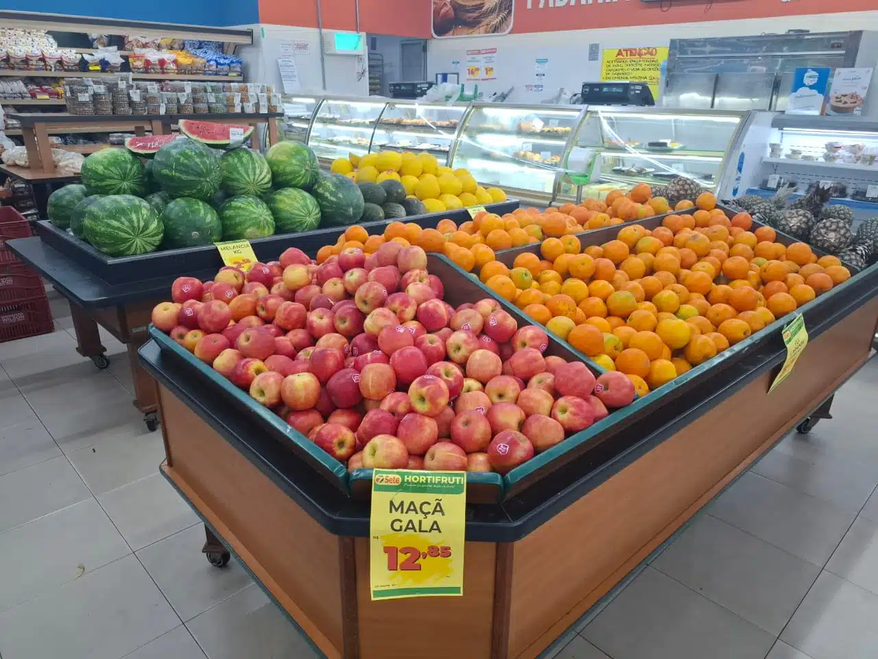 Imagem mostra bancada de frutas em um mercado