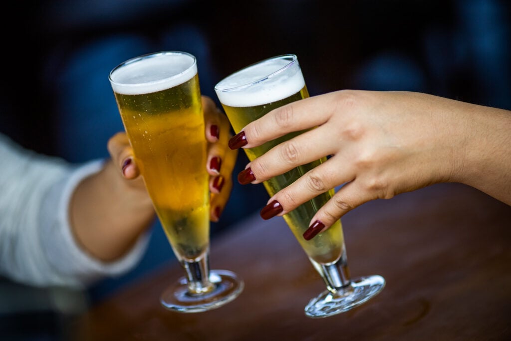 copos de cerveja brindando
