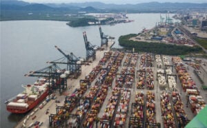 Contêineres e navio cargueiro em porto brasileiro representam a expansão das exportações do agronegócio.