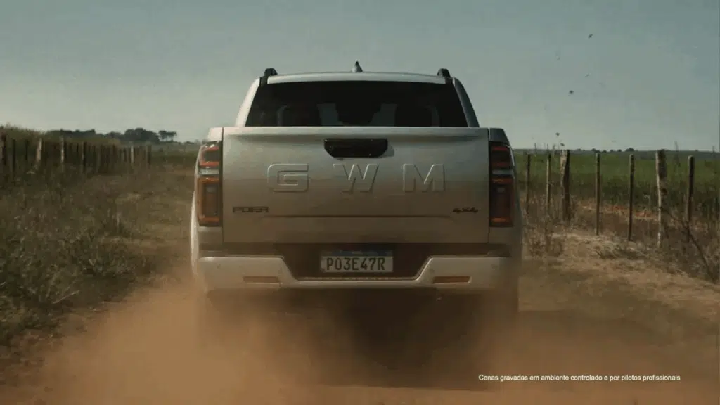 Poer P30 em estrada de terra
