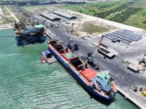 Brasil bate recorde histórico com US$ 348,7 bilhões em exportações em 2025