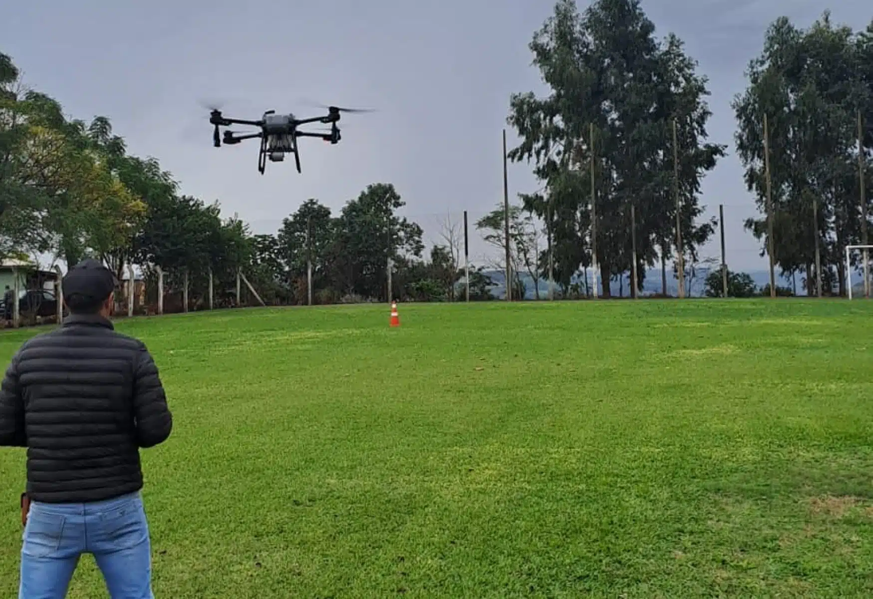 Drone agrícola realiza pulverização e monitoramento de lavoura no Brasil.