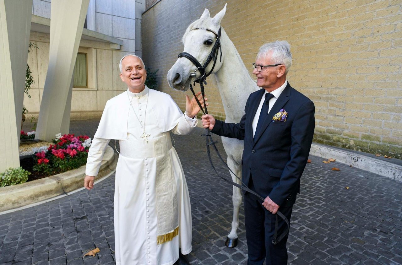 Proton,o cavalo puro-sangue árabe do Papa Leão XIV