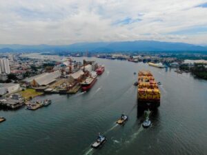 Terminal portuário com navio graneleiro, simbolizando exportação de commodities do agronegócio.
