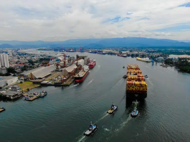 Terminal portuário com navio graneleiro, simbolizando exportação de commodities do agronegócio.