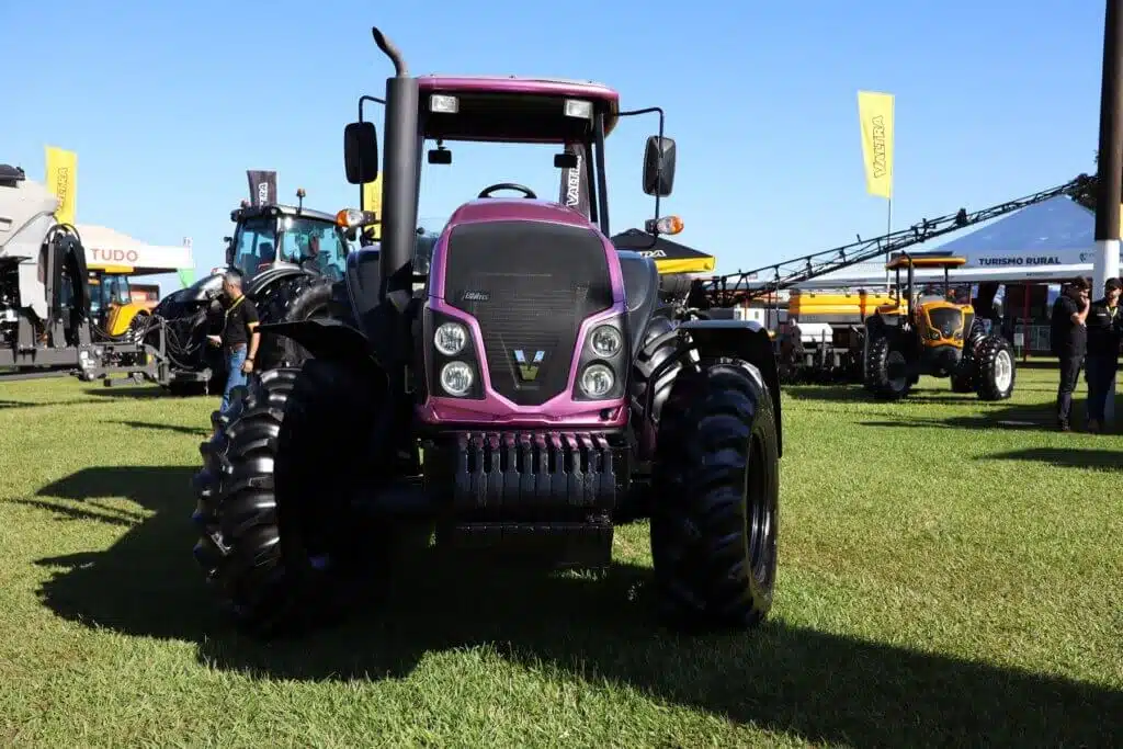 Trator em exposição em feira.