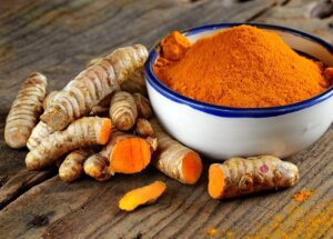 Substância derivada do açafrão-da-terra combate fungo e reduz inflamação