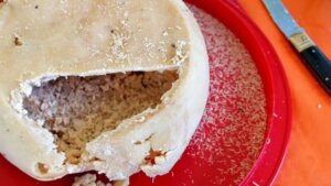 Feito com larvas vivas: conheça o queijo mais perigoso do mundo