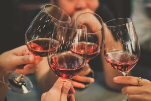 Tomar uma taça de vinho por dia faz bem? Veja o que dizem os especialistas
