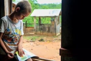 Metade das crianças do mundo enfrenta ao menos três riscos climáticos, alerta Unicef