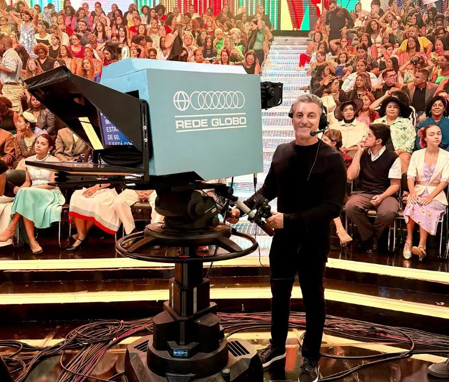 Luciano Huck segurando uma câmera