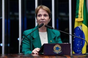 Tereza Cristina discursa na tribuna do Senado Federal durante sessão plenária em Brasília, com a bandeira do Brasil ao fundo.