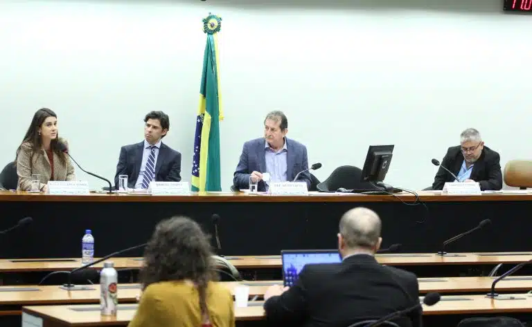 debatedores na Camara em audiência sobre Fiagros