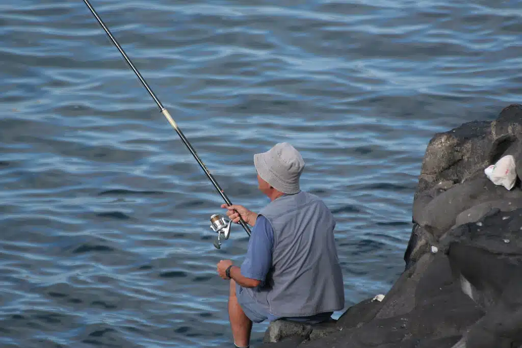 Pescador a beira do mar
