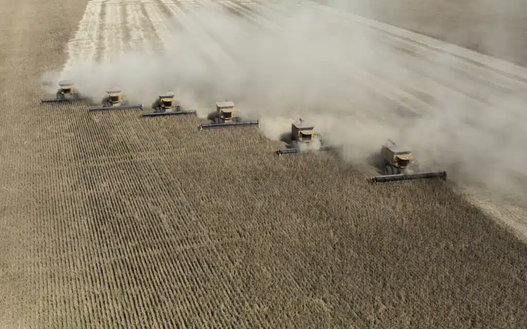 Imagem aérea de tratores na colheita de soja
