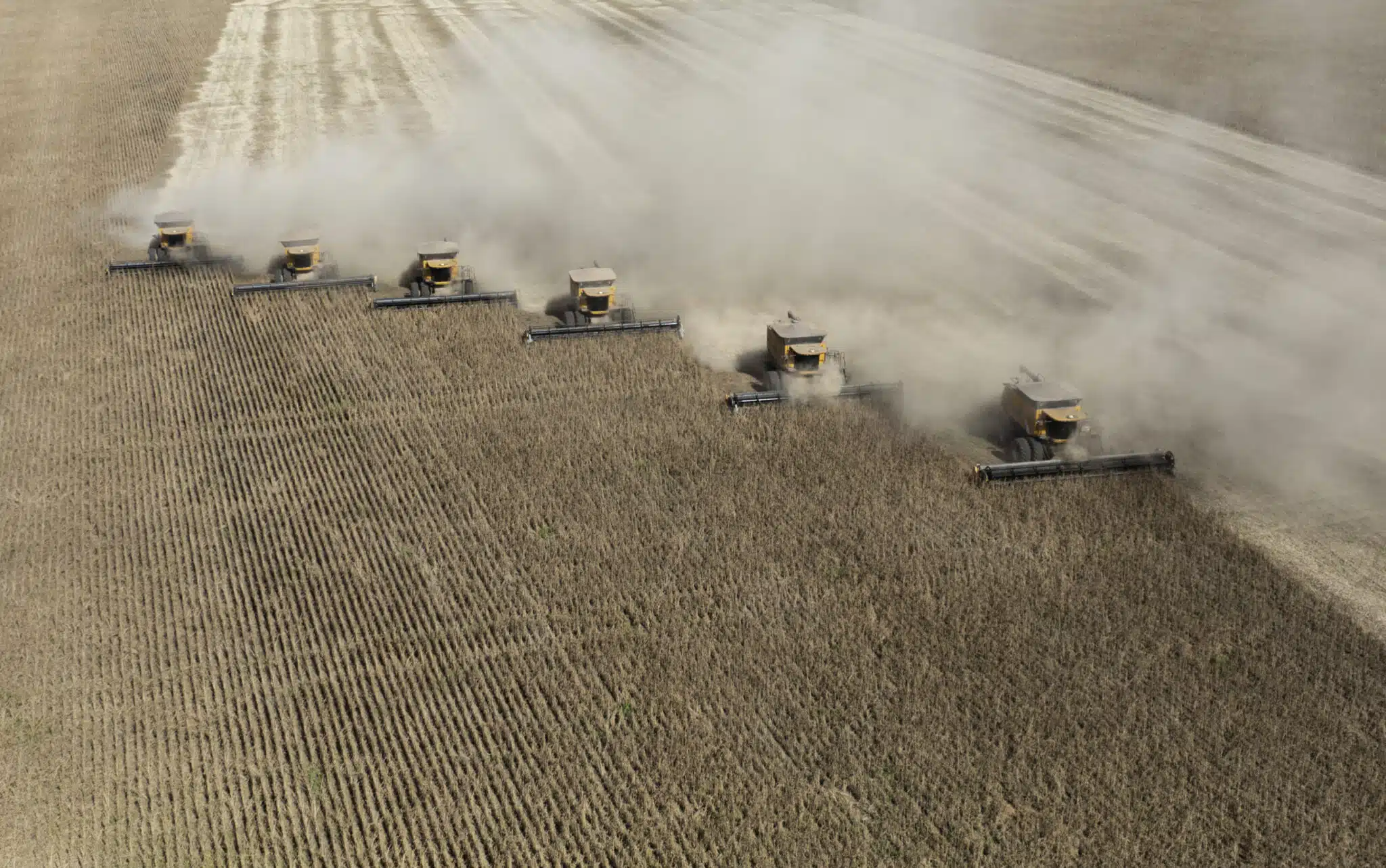Imagem aérea de tratores na colheita de soja