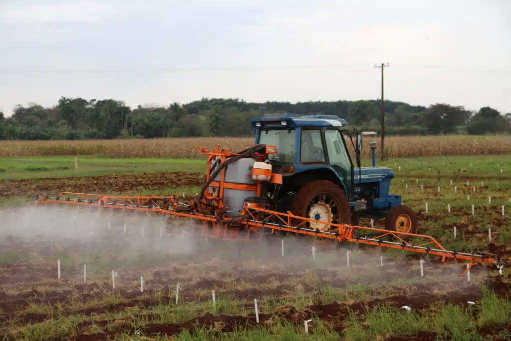 Pulverizador agrícola acoplado ao trator
