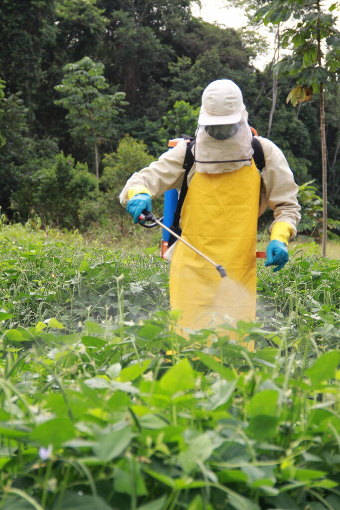 Homem trabalhando com pulverizador agrícola