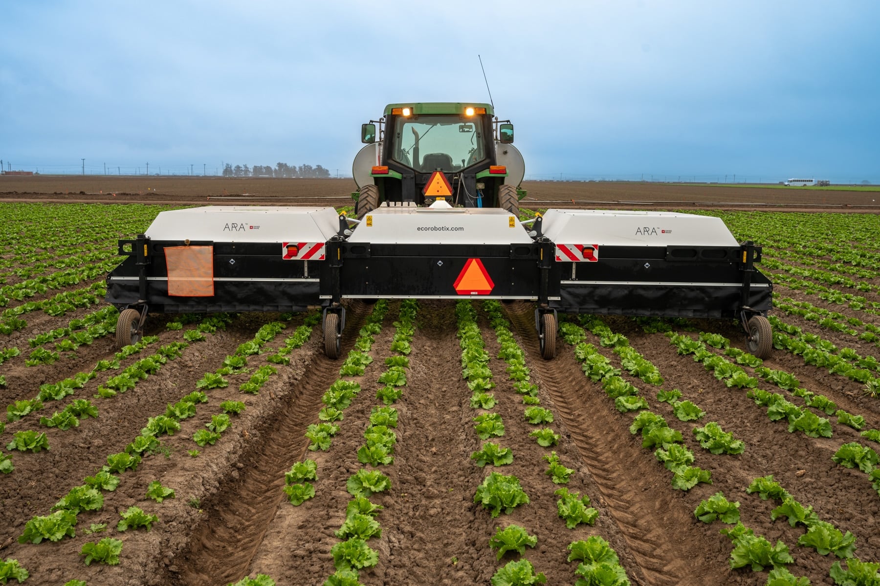Pulverizador Ecorobotix ARA usa inteligência artificial para identificar plantas e aplicar insumos com precisão