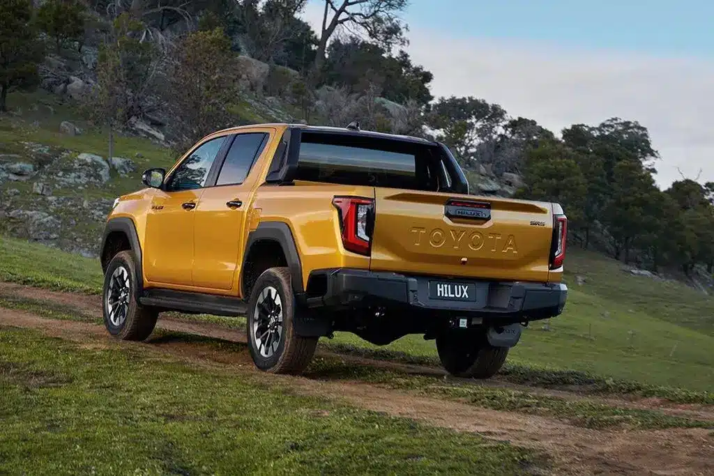 Nova Toyota Hilux vista pela traseira em estrada de terra
