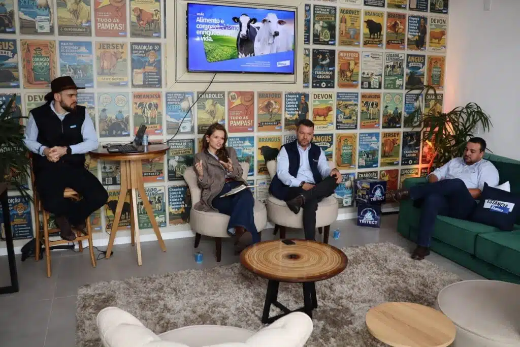 Porta-vozes da Elanco durante coletiva de imprensa na Expointer