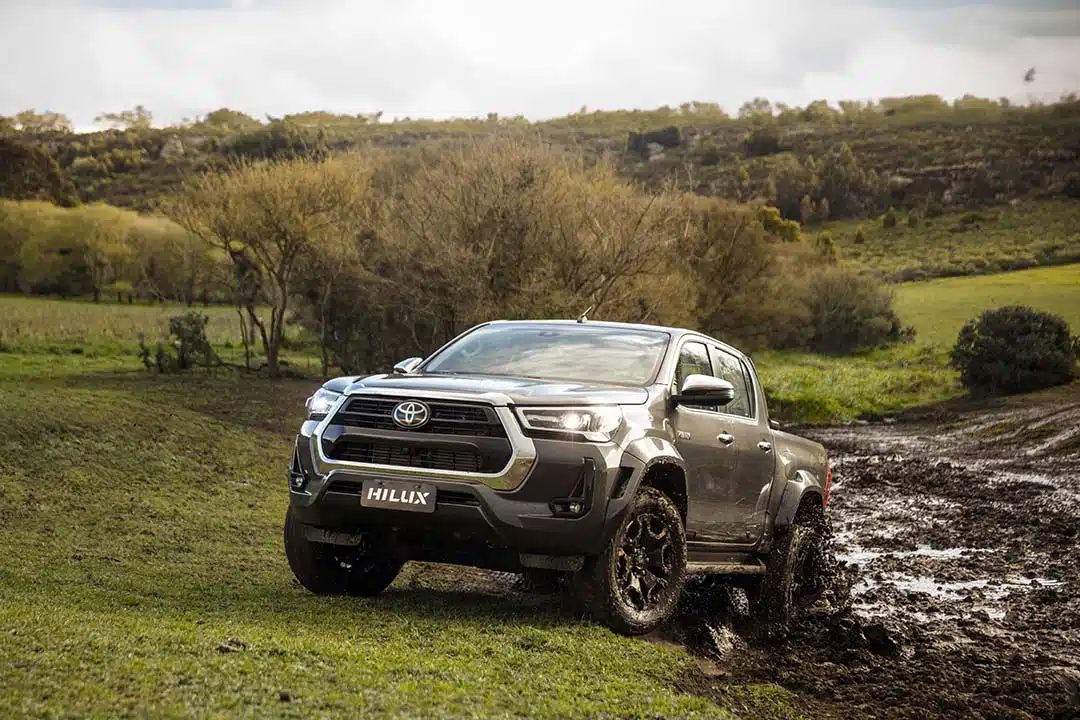Toyota Hilux SRX Plus enfrenta terreno com lama durante percurso fora de estrada