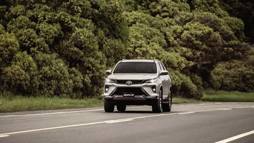 Toyota SW4 em rodovia; modelo recebeu desconto de R$ 54,6 mil em setembro