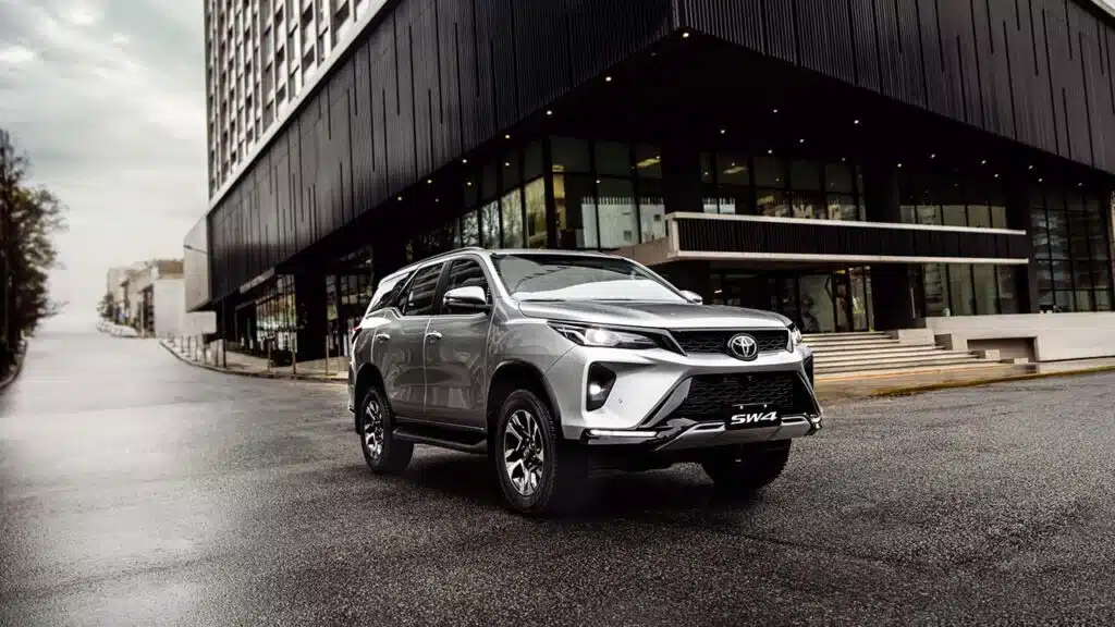 Toyota SW4 em cenário urbano; versão SRX Platinum entra em promoção por R$ 369.990